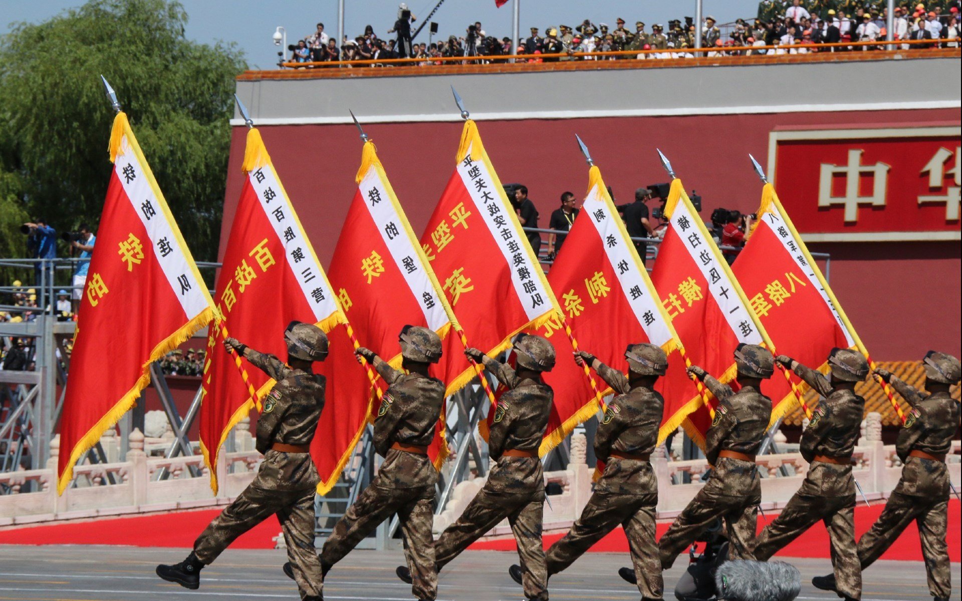 中国女篮晋级八强 球迷现场打出加油标语,中国女篮加油口号