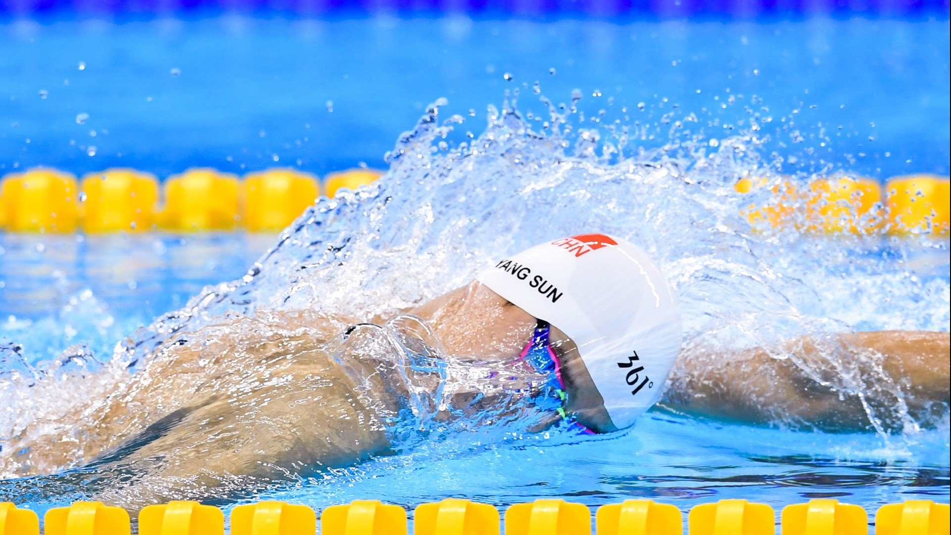 “豪车飙速：极致性能展现”，超级豪车